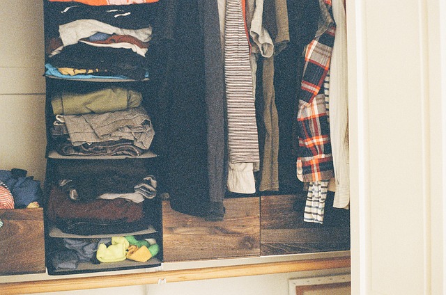 skříň s oblečením