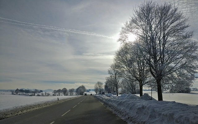 silnice v zimní krajině