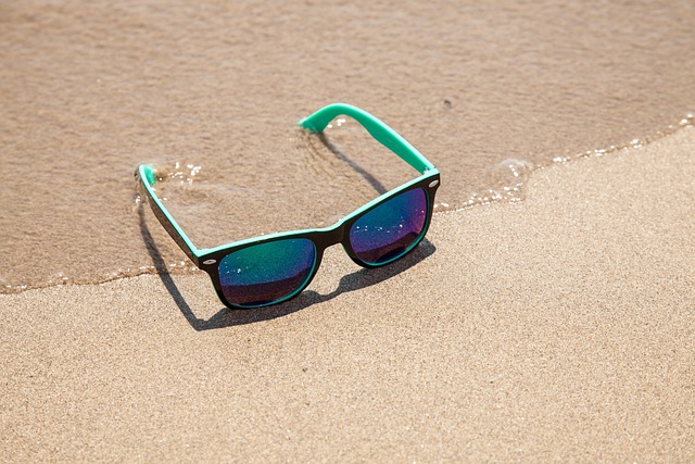 sluneční brýle na písku